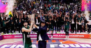 Kostas-Sloukas-Ergin-Ataman-Panathinaikos-EuroLeague-2024-trophy
