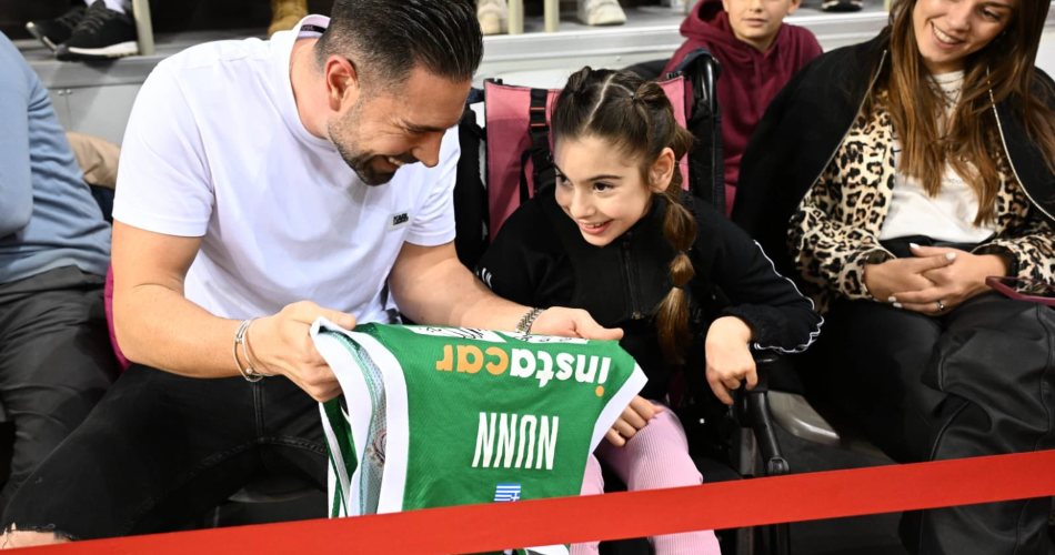 Panathinaikos-Nunn-jersey-gift-Greek-Cup-2025