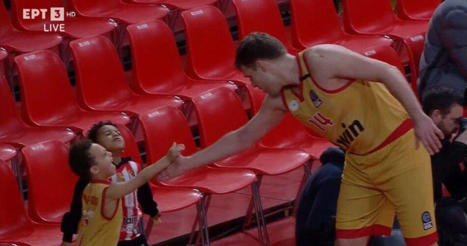 Sasha-Vezenkov-Nigel-Williams-Goss-son-Olympiacos-PAOK