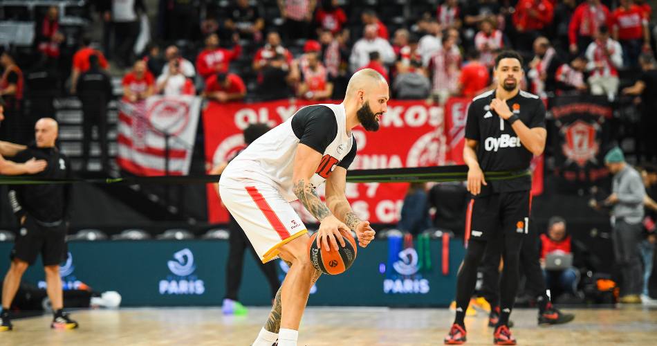 Evan-Fournier-Paris-Olympiacos-warmup