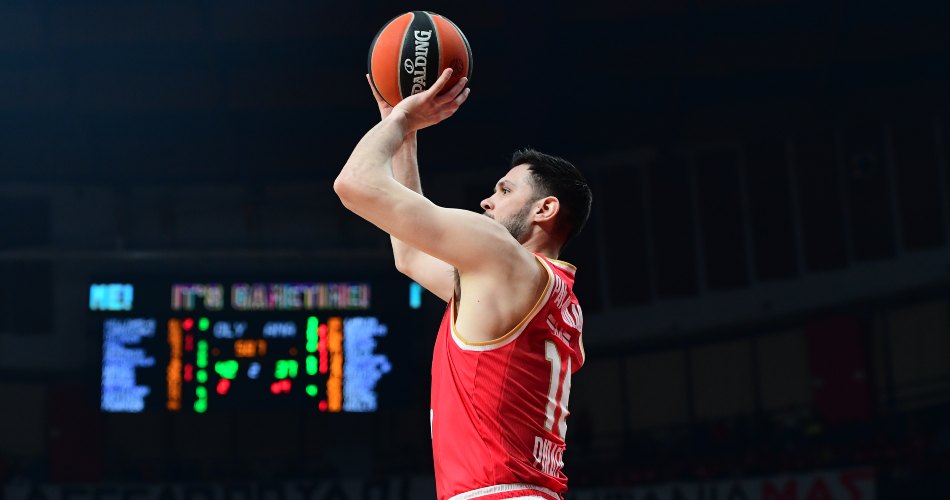 Kostas-Papanikolaou-Olympiacos-2025-Spalding