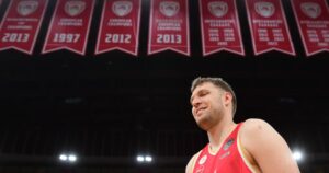 Sasha-Vezenkov-Olympiacos-banners