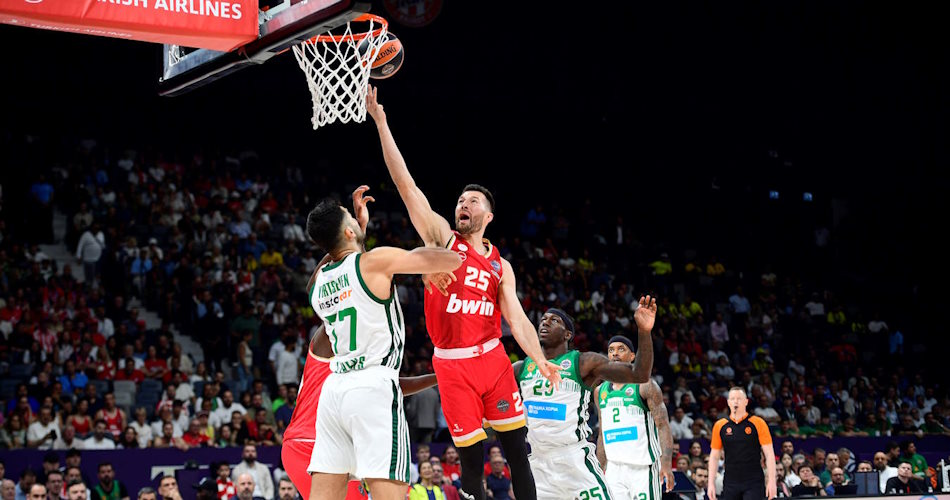 alec-peters-olympiacos