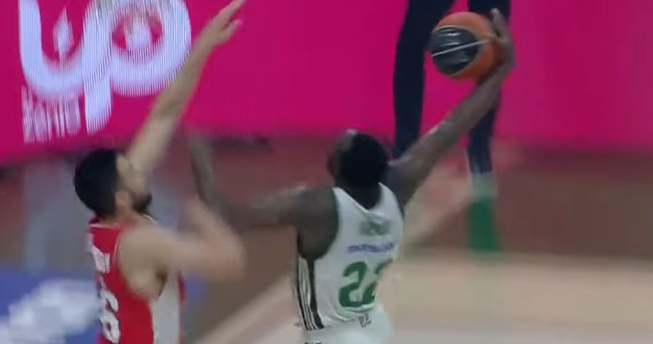 Jerian-Grant-Panathinaikos-Olympiacos-Game-5-dunk