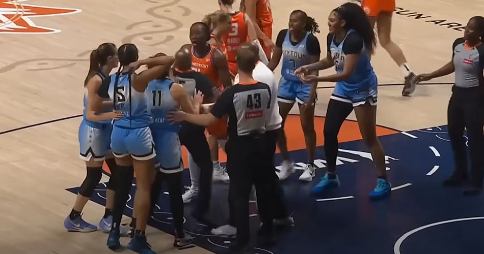 Angel-Reese-Connecticut-Sun-Chicago-Sky-hair-pull