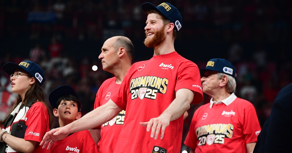 walkup-olympiacos-ceremony