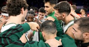Kendrick-Nunn-Baskonia-Panathinaikos-huddle