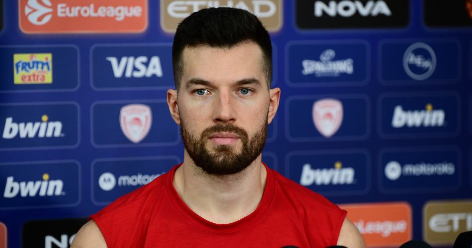 Alec-Peters-Olympiacos-press