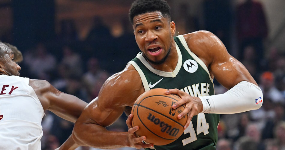 giannis-antetokounmpo-milwaukee-bucks