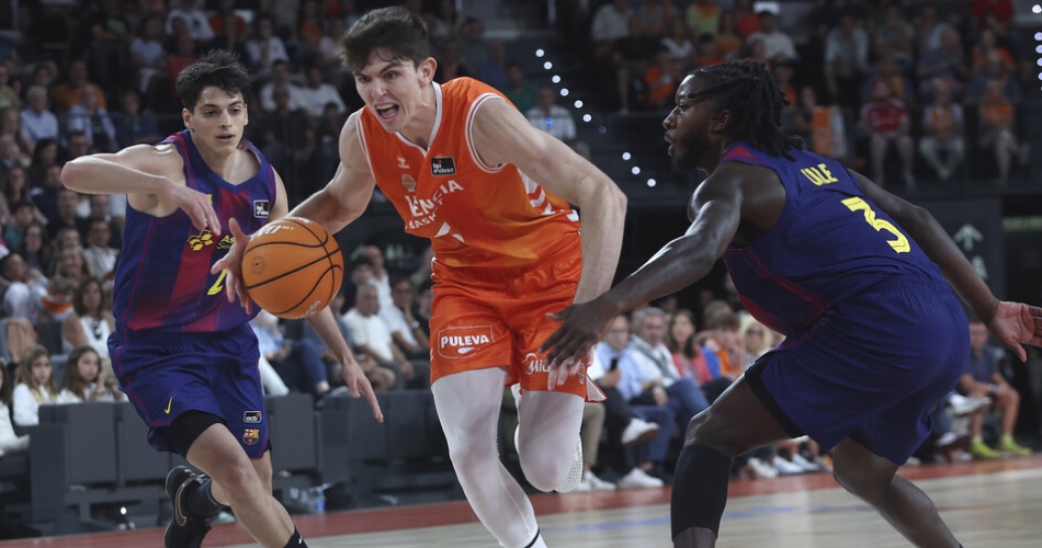 Valencia routs Barcelona, Madrid wins, Rubio drops 18 points
