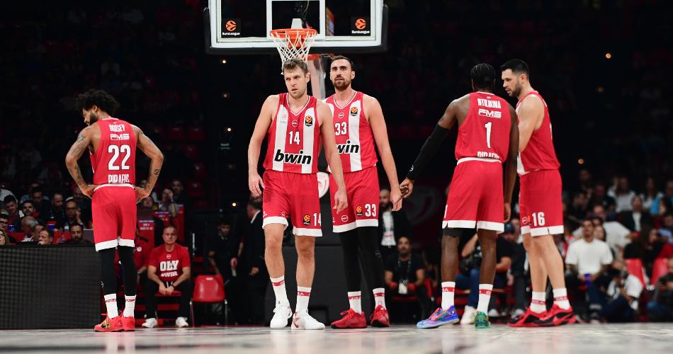 Olympiacos-Dubai-team-photo