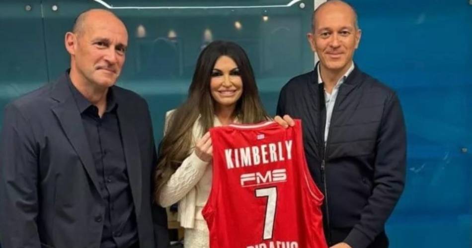 Ολυμπιακός: Παναγιώτης και Γιώργος Αγγελόπουλος έδωσαν φανέλα στην πρέσβειρα των ΗΠΑ