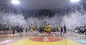 Aris-PAOK-fans-ritual