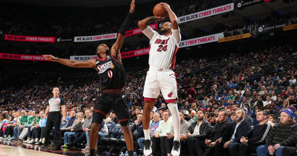 Χιτ: Τέταρτη σερί νίκη με 30άρα του Πάουελ στη Φιλαντέλφεια