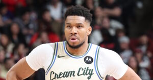 giannis-antetokounmpo-milwaukee-bucks