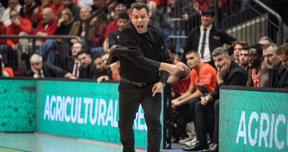 Ο Ιτούδης ΤΡΕΛΑΘΗΚΕ με παίκτη του, μπήκε στο παρκέ και δέχτηκε τεχνική ποινή!