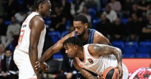 Chris-Jones-Anadolu-Efes-Hapoel-Tel-Aviv