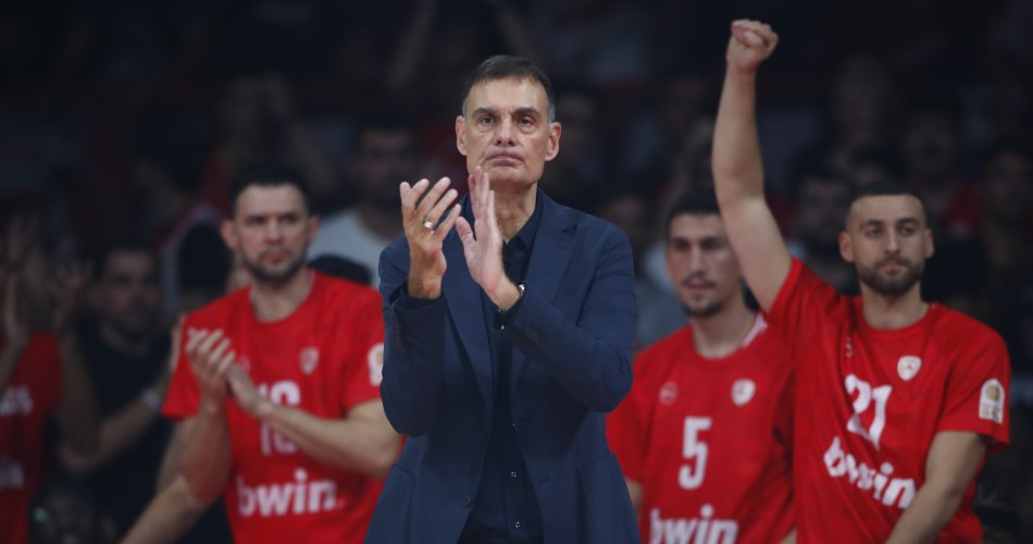 Giorgos-Bartzokas-Olympiacos-clapping