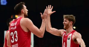 Nikola-Milutinov-Thomas-Walkup-Olympiacos-ASVEL-high-five