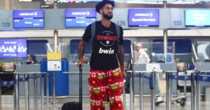 Tyler-Dorsey-Olympiacos-Grinch-pants-airport