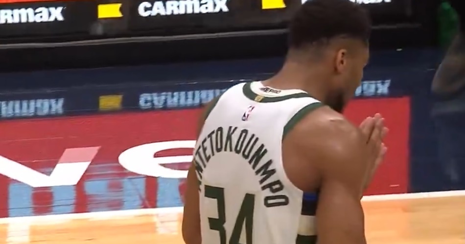 Γιάννης: Ικέτευε για ένα φάουλ δείχνοντας τα πληγωμένα του χέρια στη ρέφερι (Video)