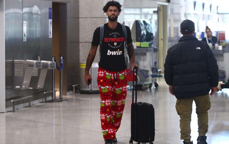 Tyler-Dorsey-Olympiacos-Grinch-pants-airport(2)