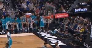 Steph-Curry-Golden-State-Warrios-Charlotte-Hornets-defense