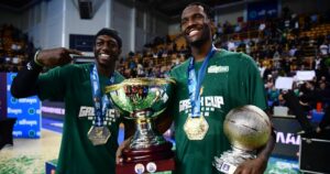 Kendrick-Nunn-Nigel-Hayes-Davis-Panathinaikos-Greek-Cup-trophy
