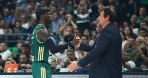 Kendrick-Nunn-Ergin-Ataman-Panathinaikos-high-five