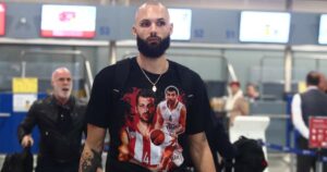 Evan-Fournier-Olympiacos-airport-Thodoris-Papaloukas-Tshirt