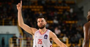 Alec-Peters-Olympiacos-AEK