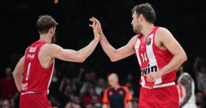 Thomas-Walkup-Sasha-Vezenkov-Olympiacos-Crvena-Zvezda-high-five
