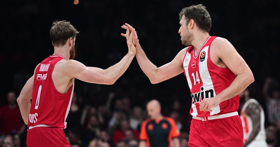 Thomas-Walkup-Sasha-Vezenkov-Olympiacos-Crvena-Zvezda-high-five