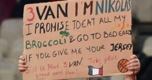 Olympiacos-PAOK-Evan-Fournier-fan