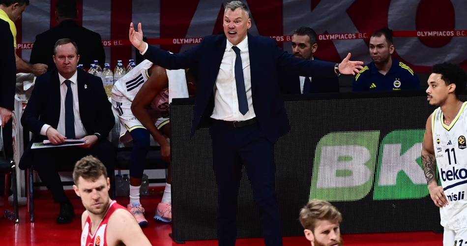 Σάρας για ήττα από Ολυμπιακό: “Έγινε πολύ κακή δουλειά από τον κόουτς της Φενέρ…”