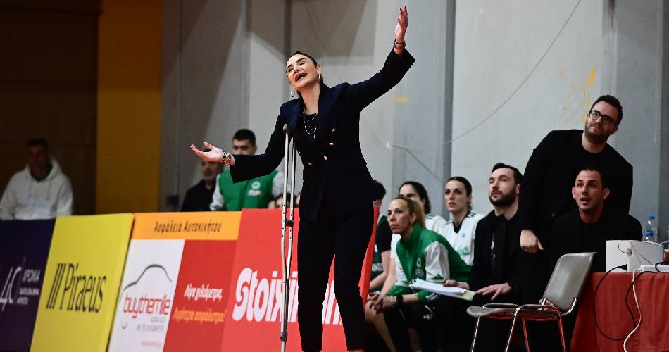 Ολυμπιακός – Παναθηναϊκός: Η Ερντέμ πέταξε την πατερίτσα της και δέχτηκε τεχνική ποινή!