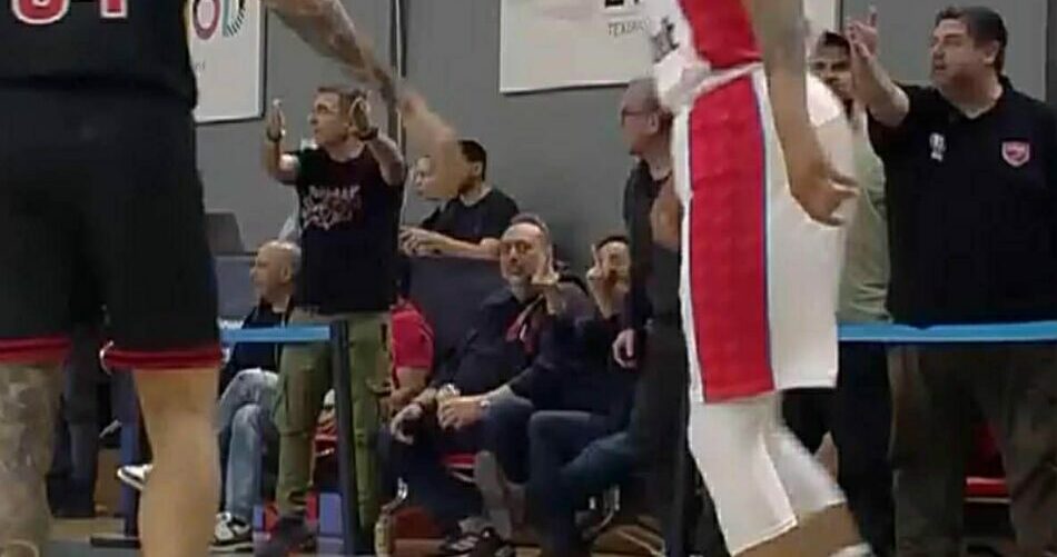 Panionios-Olympiacos-Evan-Fournier-fan-finger