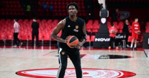 Nigel-Hayes-Davis-Olympiacos-Panathinaikos-warmup