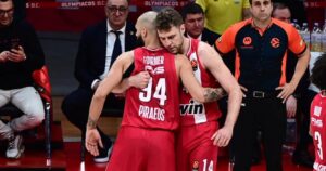 Evan-Fournier-Sasha-Vezenkov-Olympiacos-Fenerbahce-hug