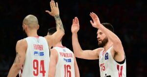 Evan-Fournier-Alec-Peters-Olympiacos-PAOK-high-five