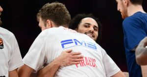 Sasha-Vezenkov-Shane-Larkin-Olympiacos-Anadolu-Efes-hug
