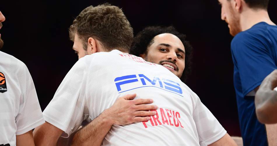 Sasha-Vezenkov-Shane-Larkin-Olympiacos-Anadolu-Efes-hug