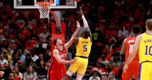 deandre-ayton-los-angeles-lakers