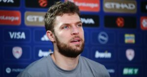 Sasha-Vezenkov-Olympiacos-presser