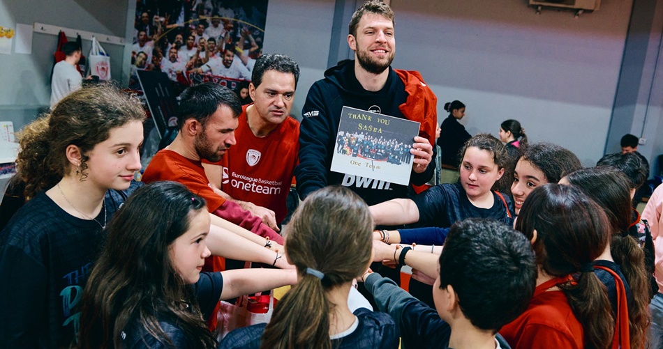 Ολυμπιακός: Πασχαλινό ONE TEAM με τον Σάσα Βεζένκοφ (Video)