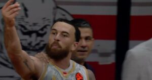Mike-James-Olympiacos-Monaco-Game-2-ejected-money-gesture