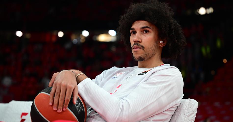 Tyson-Ward-Olympiacos-Monaco-bench