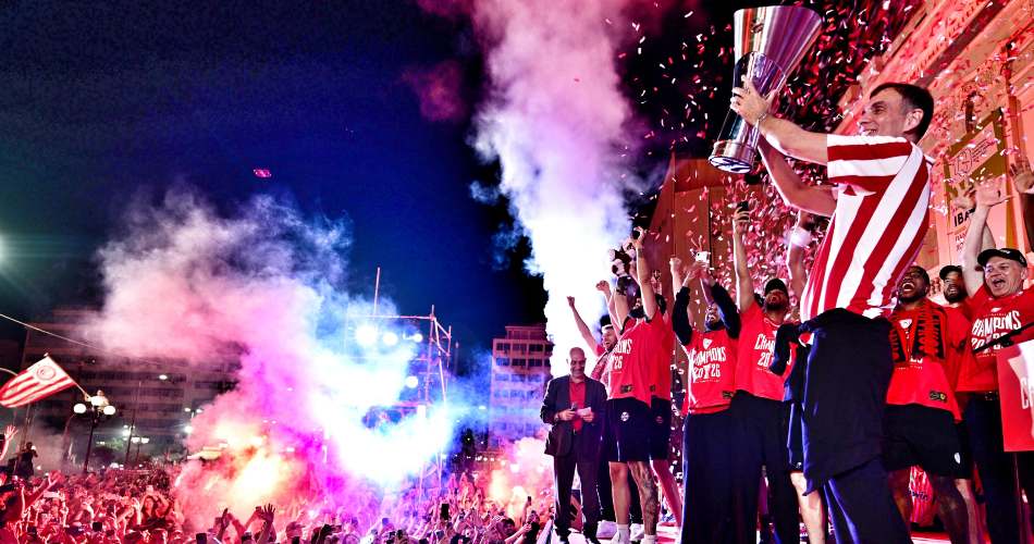 Giorgos-Bartzokas-Olympiacos-EuroLeague-Champions-2026-trophy