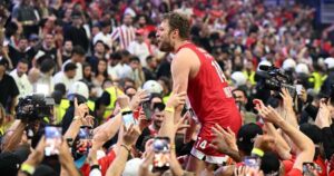 Sasha-Vezenkov-Olympiacos-EuroLeague-Champions-2026