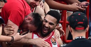 cory-joseph-olympiacos-fans